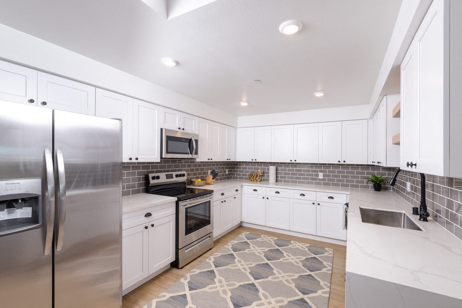 http://cdn.rentcafe.com/dmslivecafe/2/40772/Upgraded stainless steel appliance package.jpg